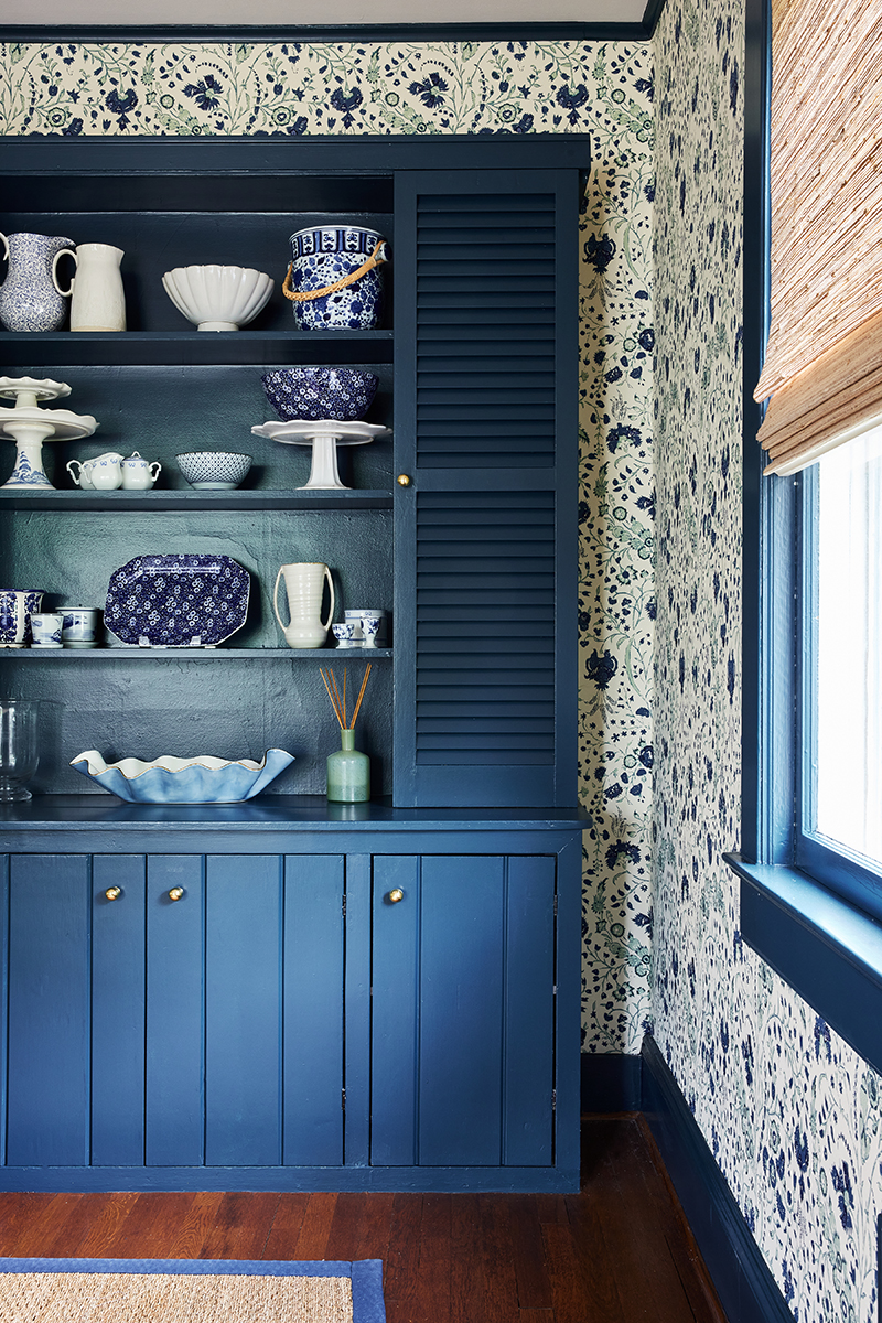 grandmillennial style dining room for carly riordan by jennifer muirhead interiors feauturing hague blue by farrow and ball, dianthus chintz soane wallpaper, and pottery barn custom color-bound seagrass rug